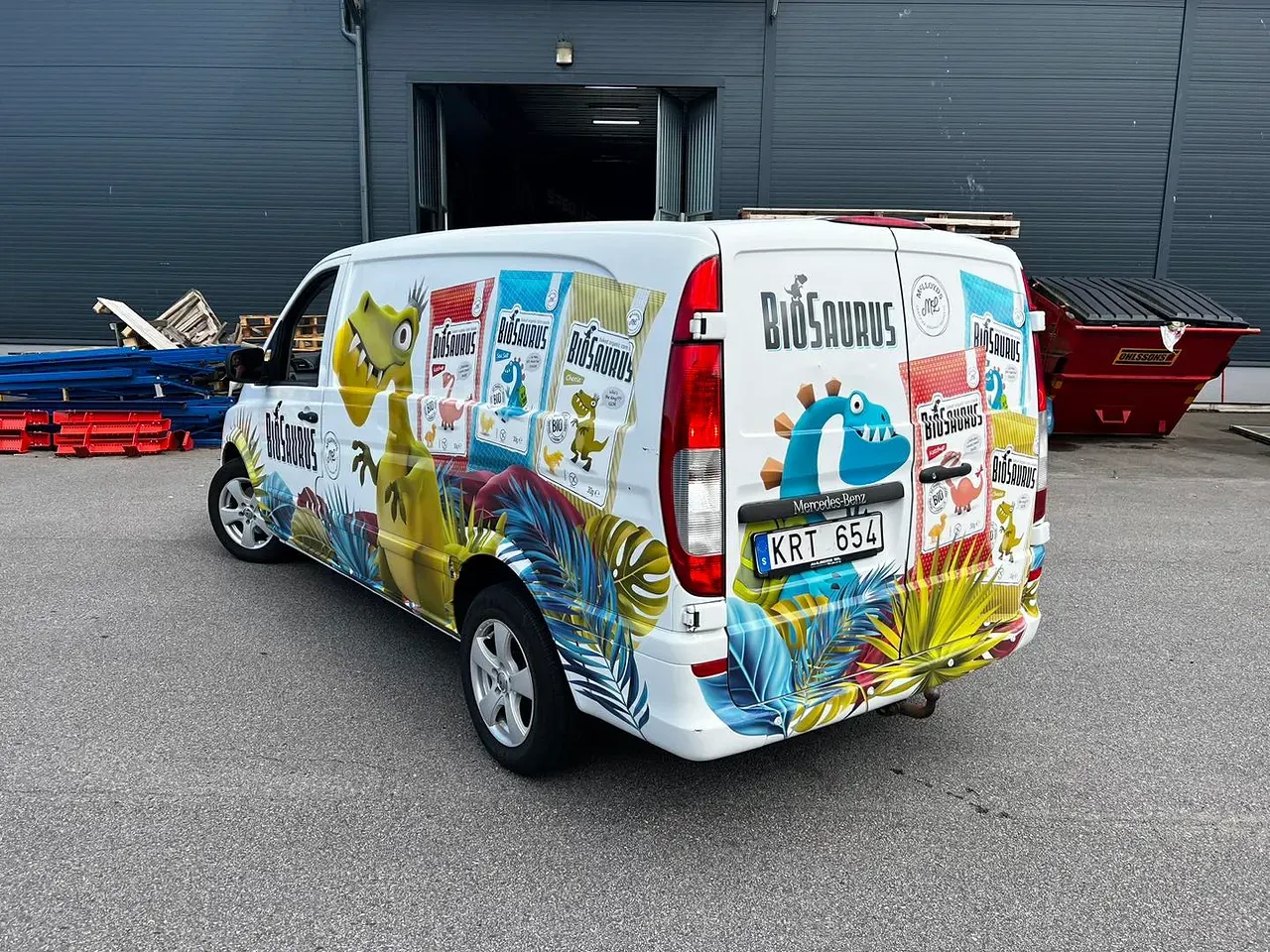 Företagsbil med bildekor och helfoliering i Malmö
