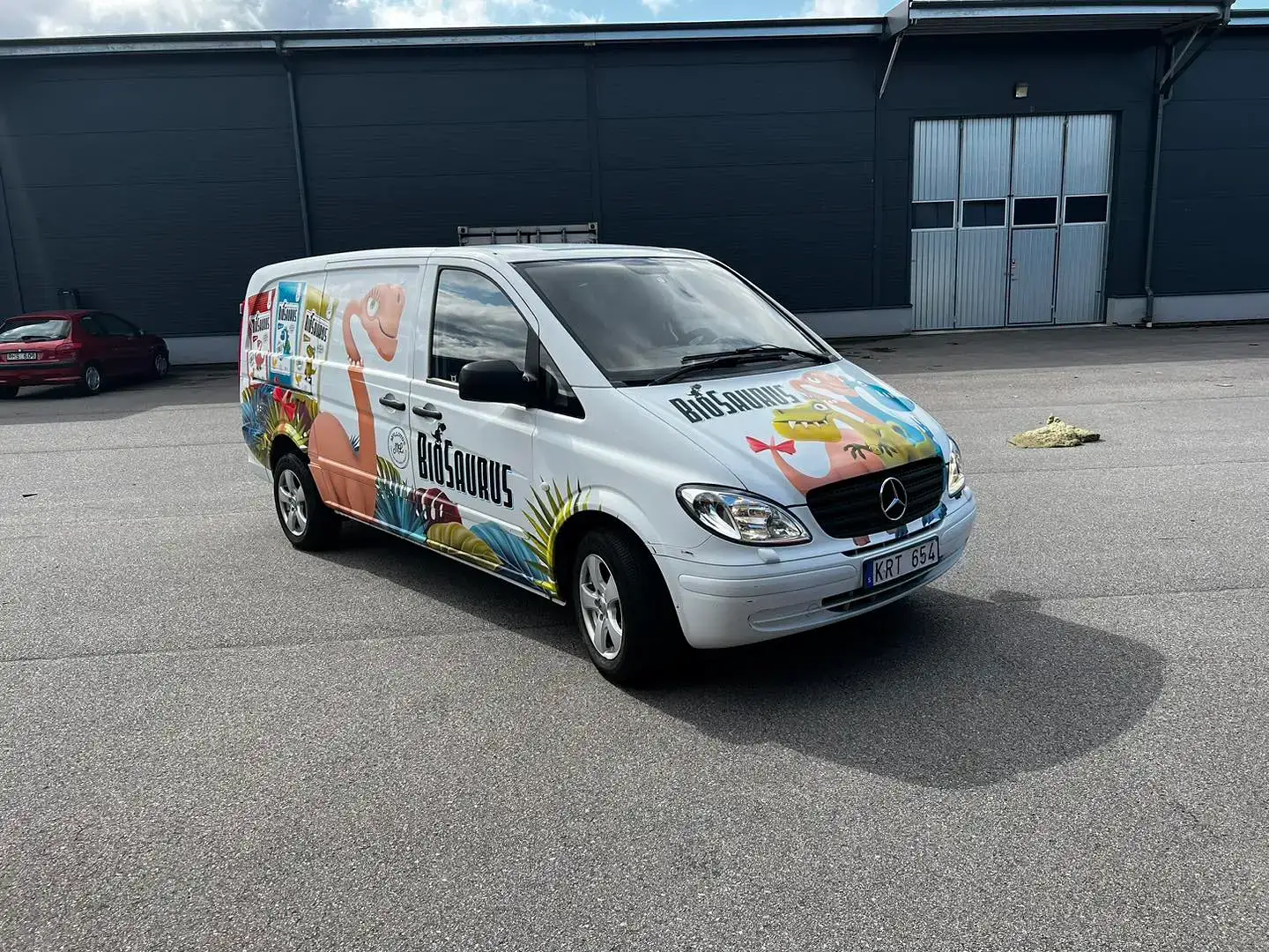 Företagsbil med bildekor och logotyp folierad i Malmö
