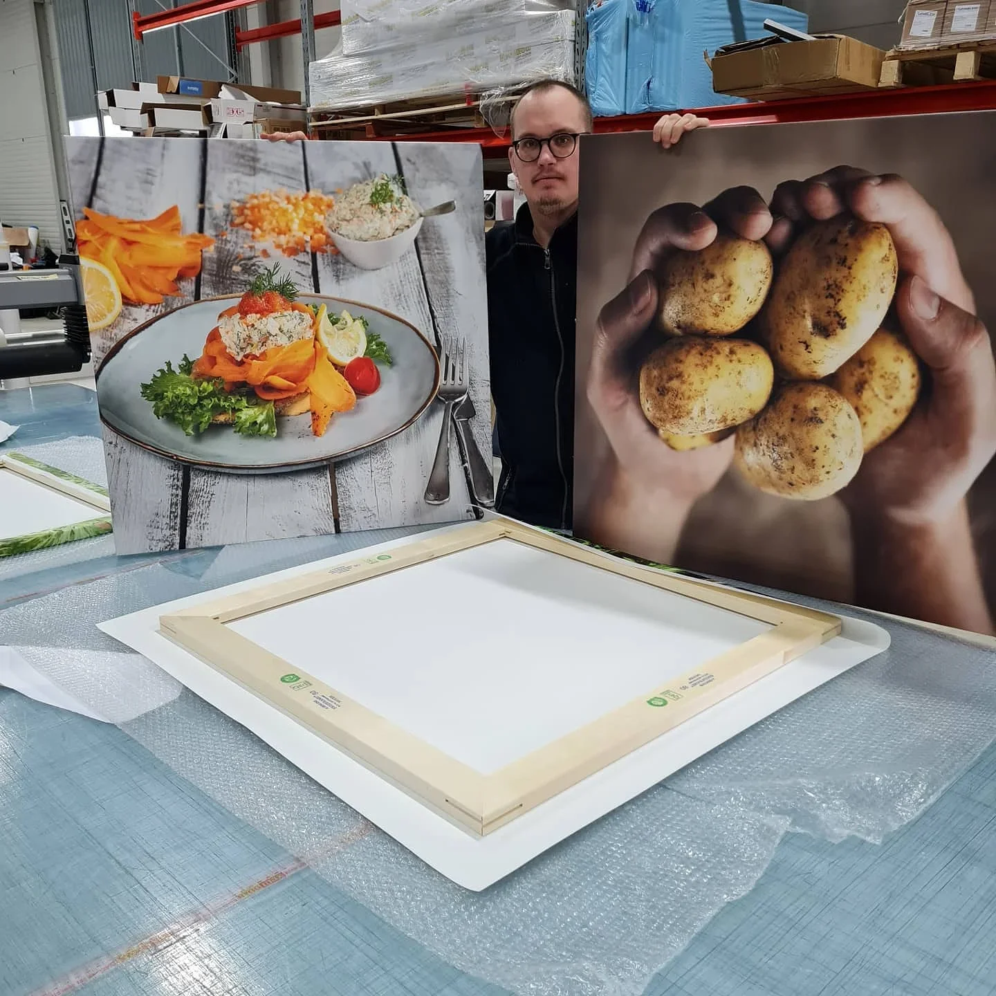 One-way-vision fönsterdekor på butiksfönster med kampanjgrafik
